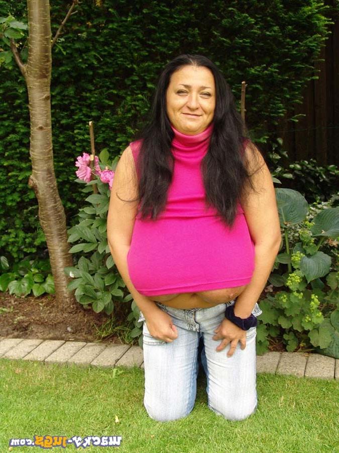 18P Sexy busty mature woman
