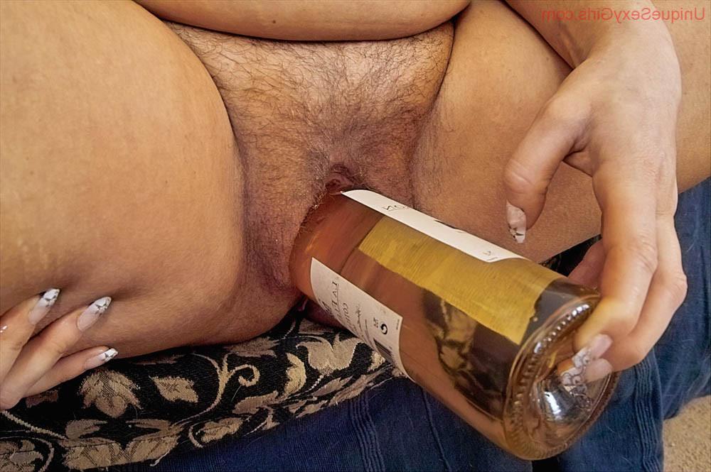 16P Sexy mature woman showing pussy