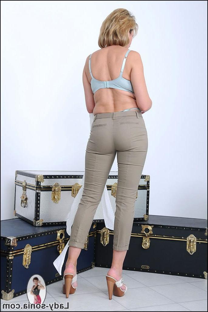 15P Tight jeans and lingerie stunning classy glamorous mature babe