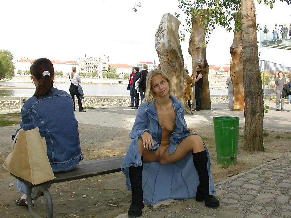 25P JARKA - FLASHING IN PUBLIC