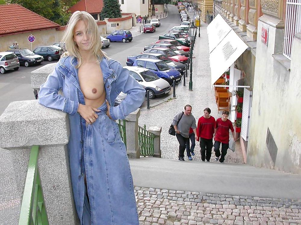 25P JARKA - FLASHING IN PUBLIC