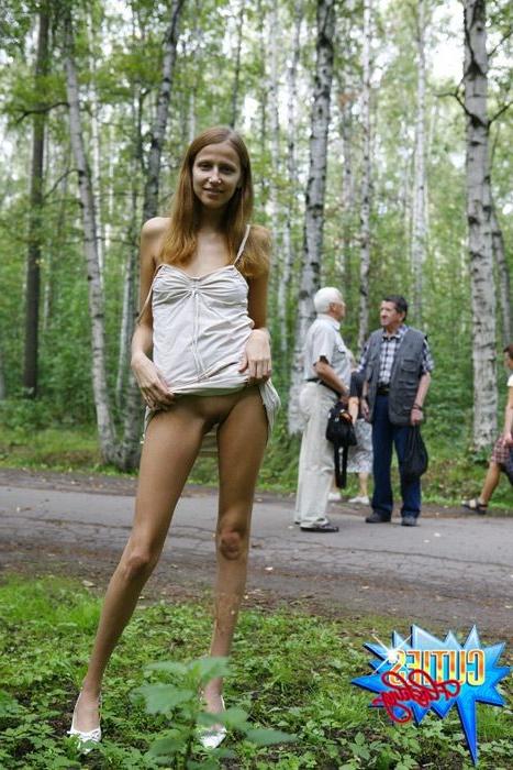 16P Amateur teen girl flashing her fresh body and sweet pussy in public