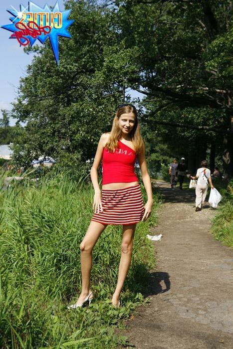 16P Amateur teen girl flashing her fresh body and sweet pussy in public