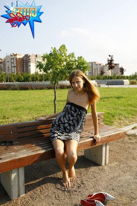 16P Amateur teen girl flashing her fresh body and sweet pussy in public