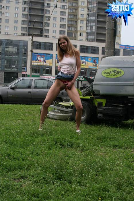 16P Nasty teeny smoking and flashing twat in public