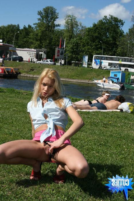 16P Amateur teen girl flashing her fresh body and sweet pussy in public