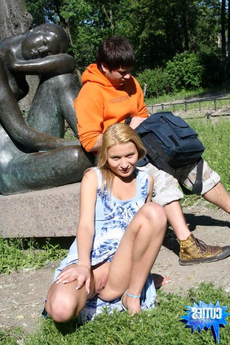 16P Une adolescente amateur exhibe son corps frais et sa douce chatte en public