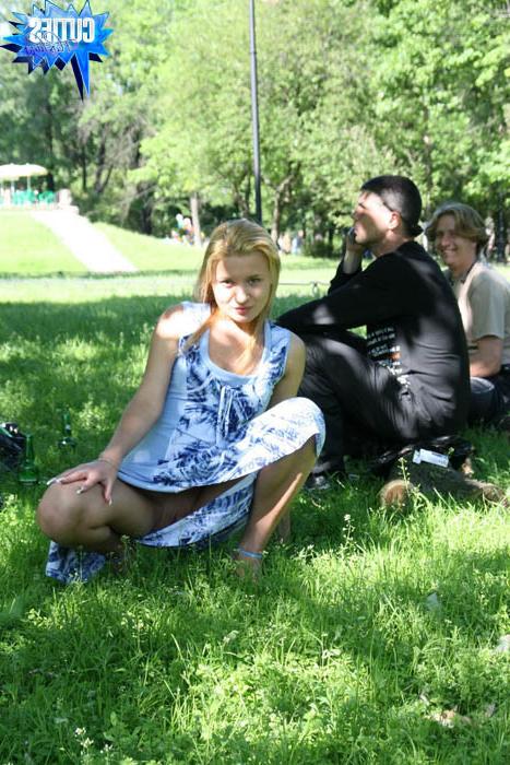 16P Une adolescente amateur exhibe son corps frais et sa douce chatte en public