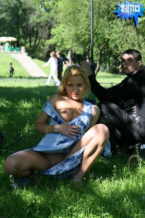 16P Une adolescente amateur exhibe son corps frais et sa douce chatte en public