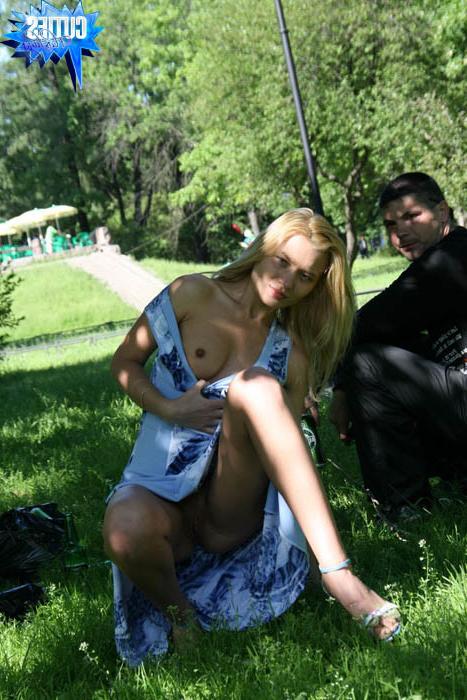 16P Une adolescente amateur exhibe son corps frais et sa douce chatte en public