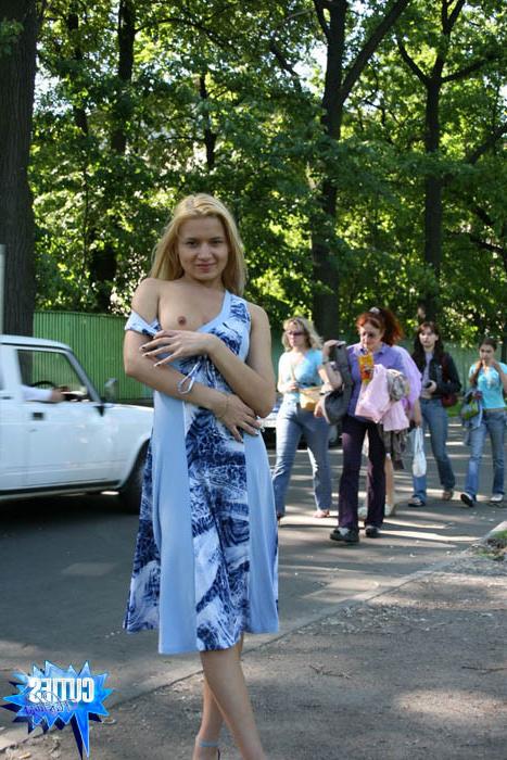 16P Amateur teen girl flashing her fresh body and sweet pussy in public