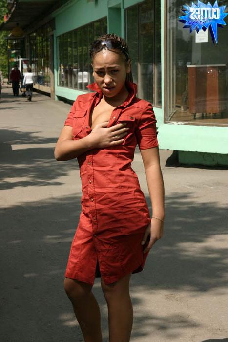 16P Mulatto plays with her knockers in a public place