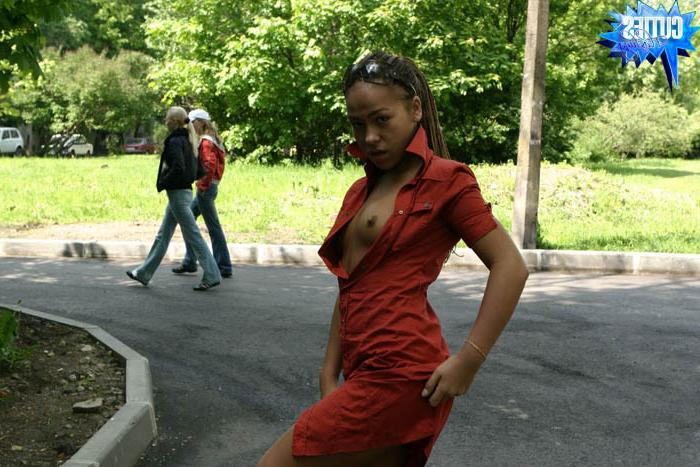 16P Mulatto plays with her knockers in a public place