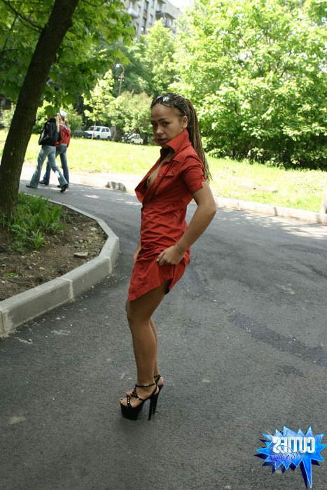 16P Mulatto plays with her knockers in a public place