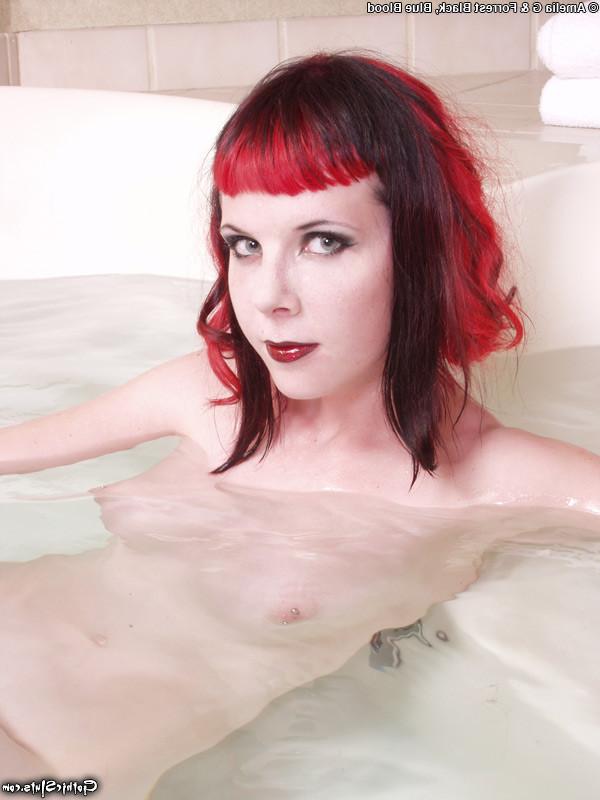 15P Szandora spreads in bathtub