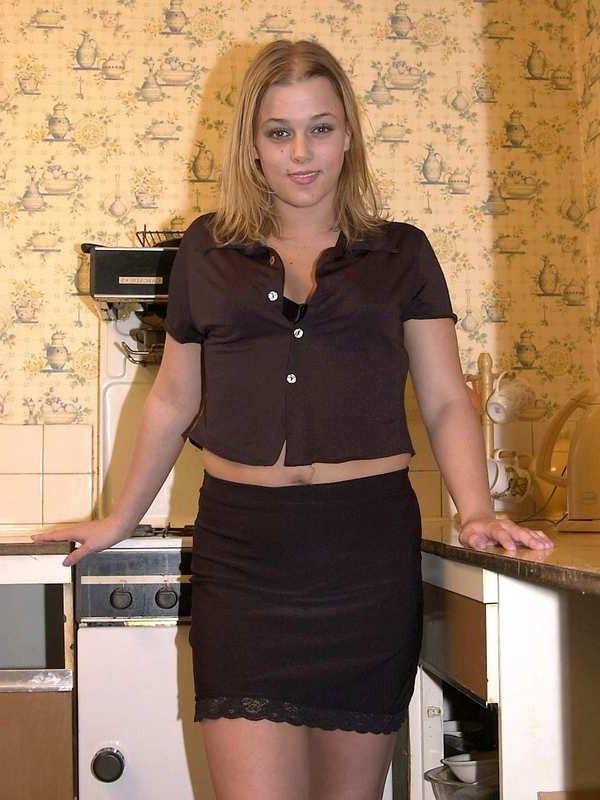 16P Single sexy amateur fingering pussy in the kitchen