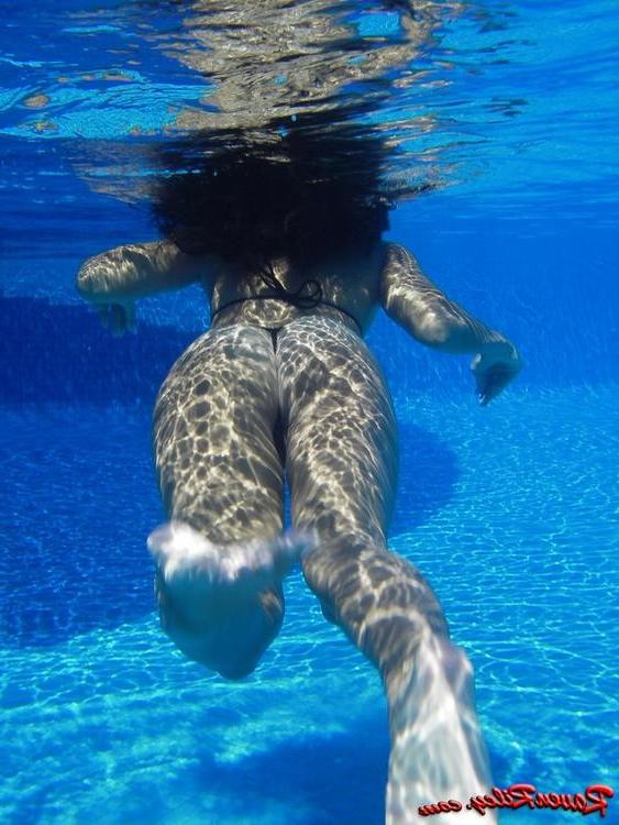 15P Raven Riley shows her tits underwater