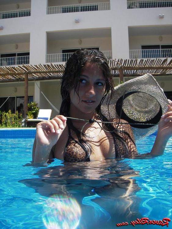 15P Raven Riley shows her tits underwater