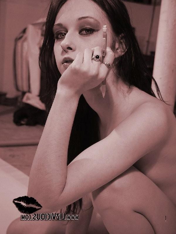 15P gothic liz draws naked
