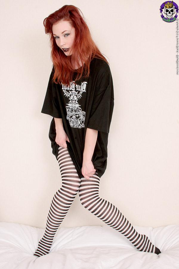 9P hot gothic slut shows off her pussy