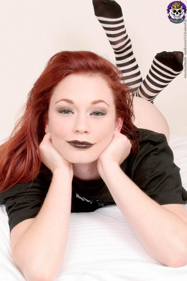 9P hot gothic slut shows off her pussy