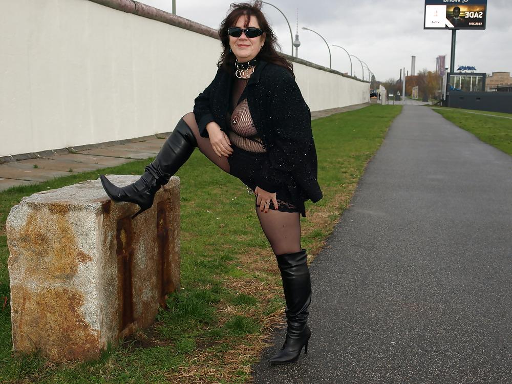 11P Mature BBW slutwife showing off in Berlin...