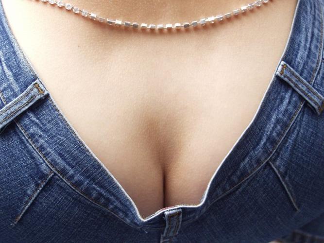 16P Busty blonde rich bitch shows her ass