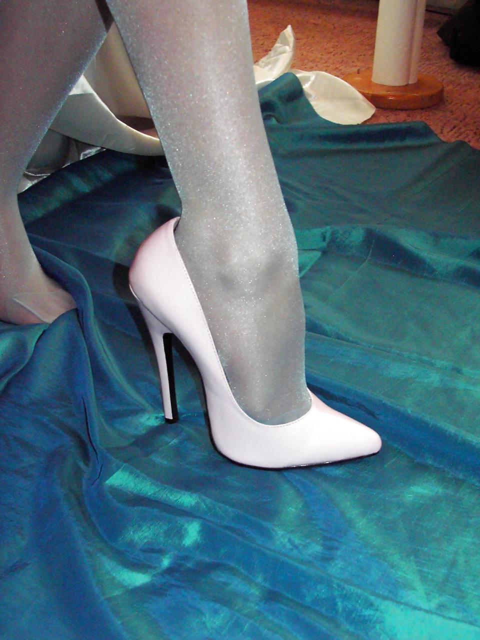 25P Hot Heels and Feet