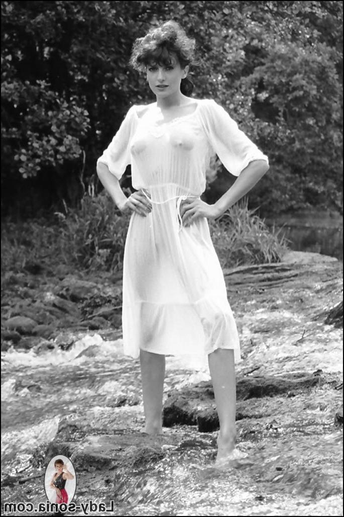 15P Retro long legs nude milf Lady Sonia