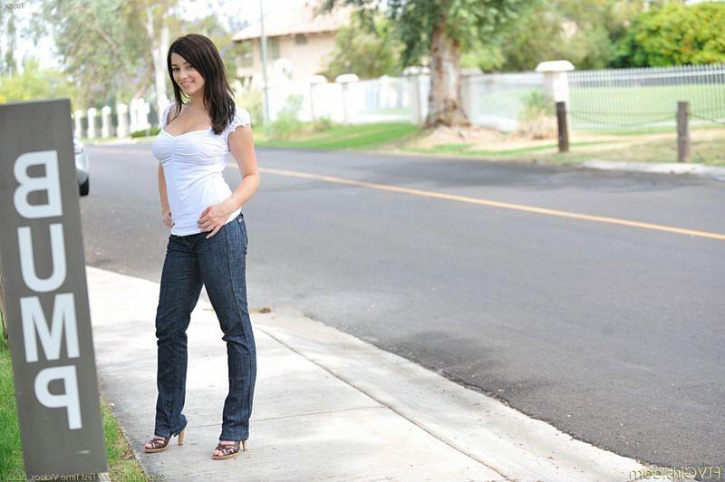 15P Taylor Vixen in nice jeans flashing her boobs in public