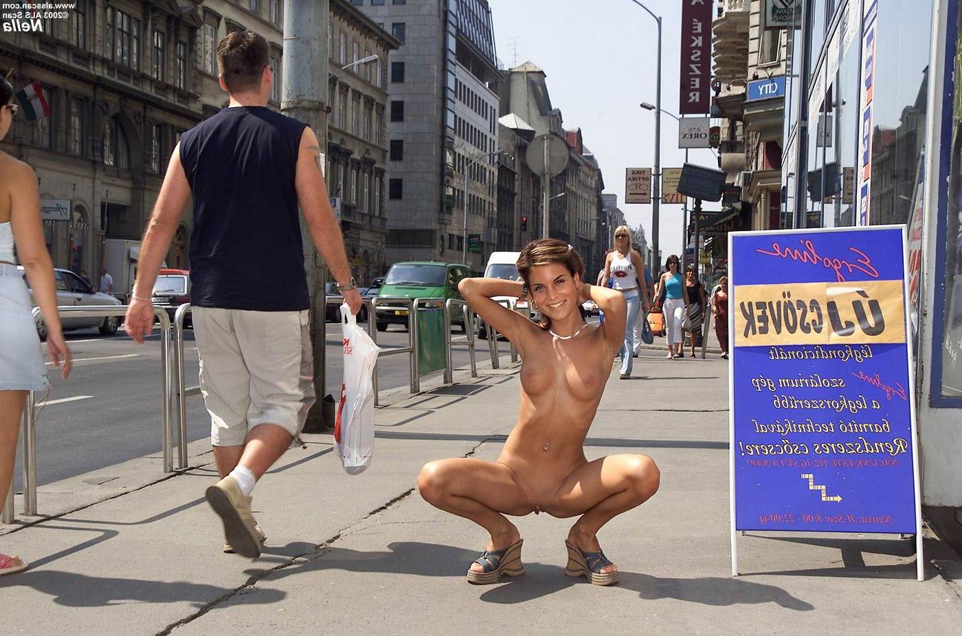 15P Gorgeous girl nude outdoors in public