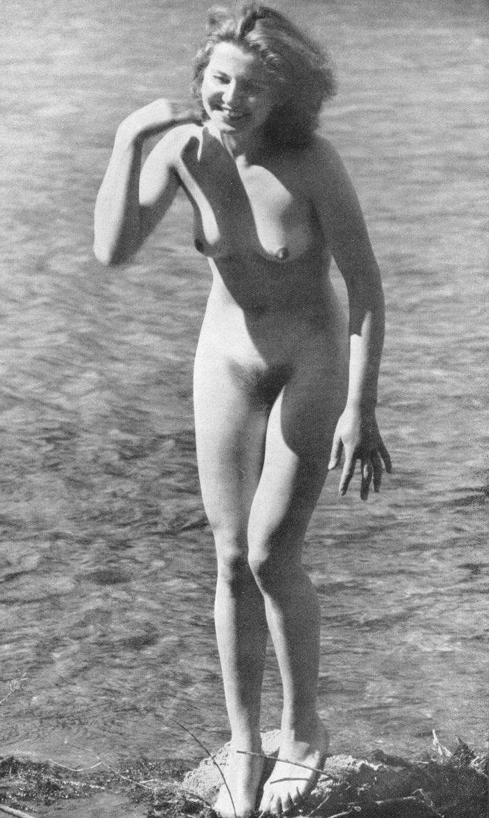 10P Vintage beach nudist flashing pussies in public