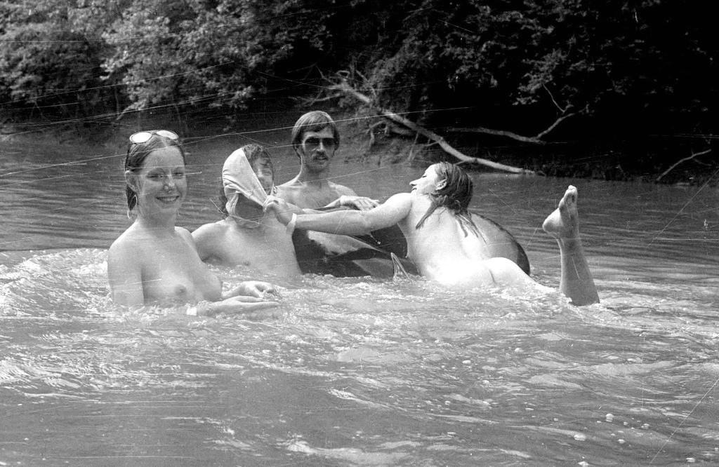 10P Vintage beach nudist flashing pussies in public