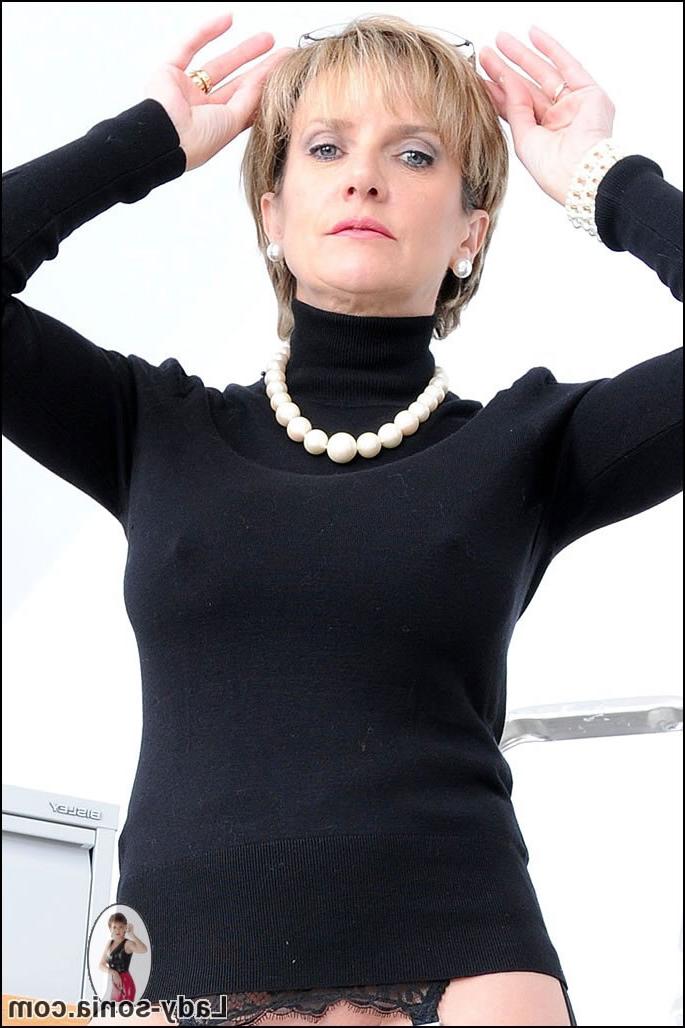 15P Stunning milf Lady Sonia in tight dress