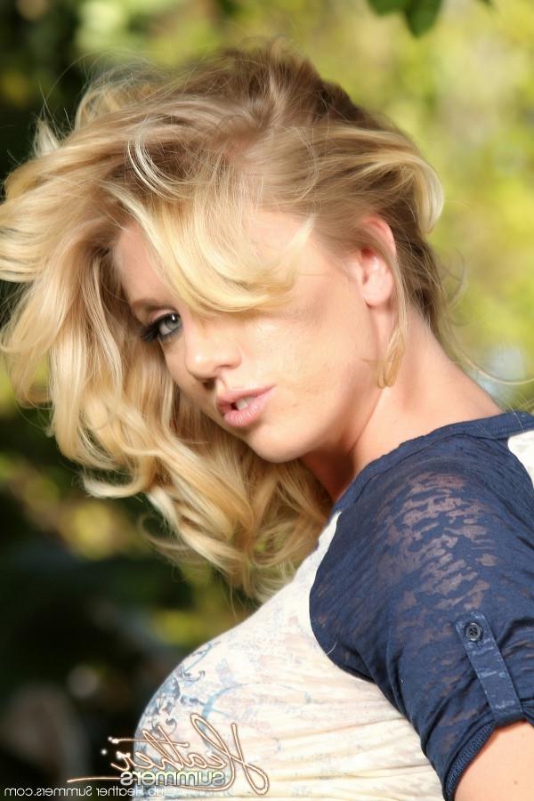 12P Heather Summers Shwoing Off in Public Park
