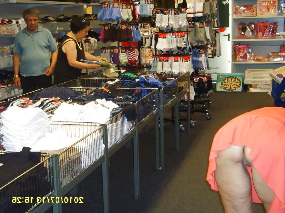 23P Flashing in Stores PUBLIC NUDITY