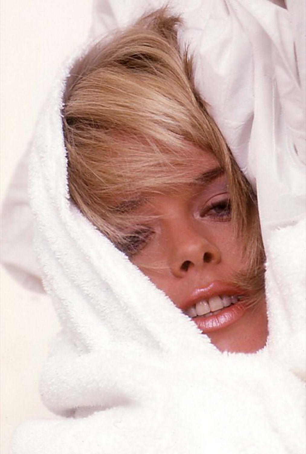 15P Gorgeous blonde lounging in bed