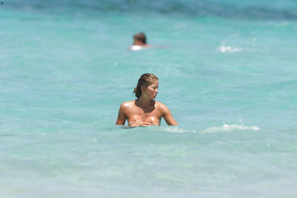 10P Elena Santarelli bikini candids awesome arse & cleavage