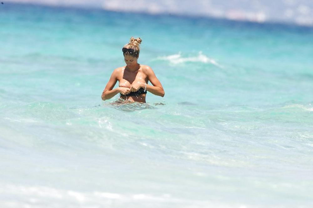 10P Elena Santarelli bikini candids awesome arse & cleavage