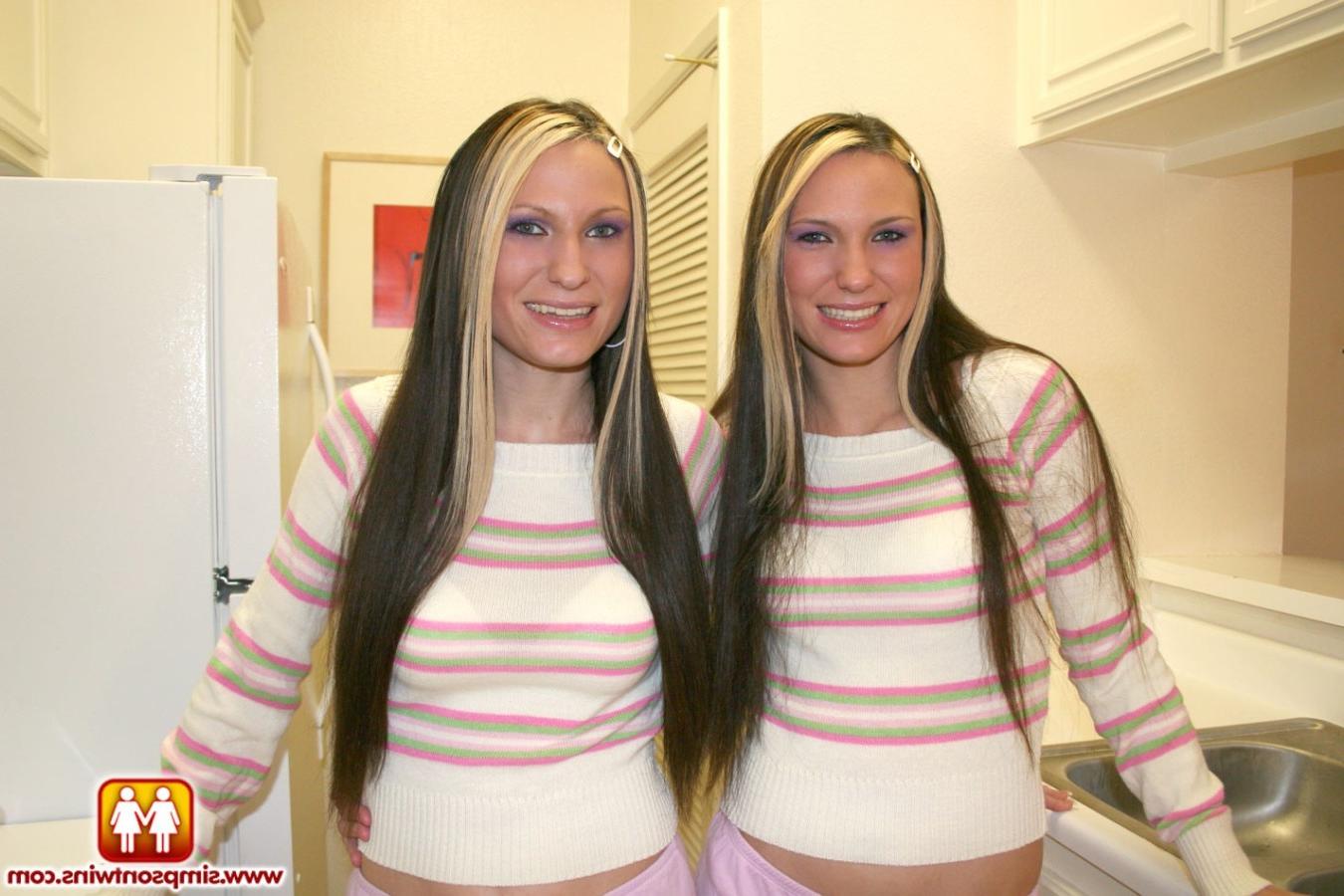 16P Simpson twins masturbating pussies on the kitchen