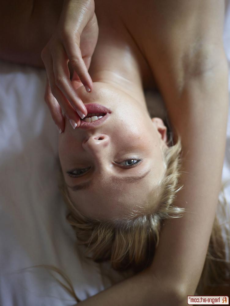 16P Erotic nude model Monroe in artistic photos