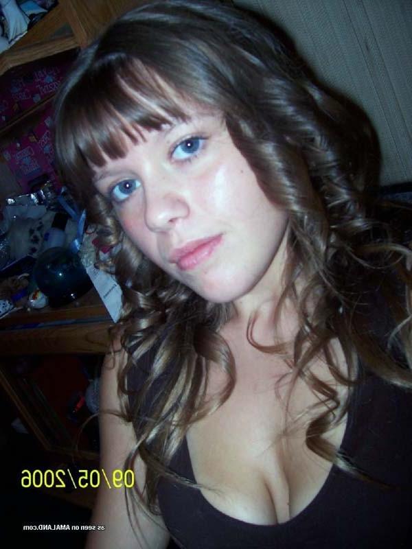 16P Photos of a steamy hot honey in her sexy underwear
