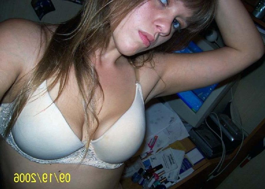 16P Photos of a steamy hot honey in her sexy underwear