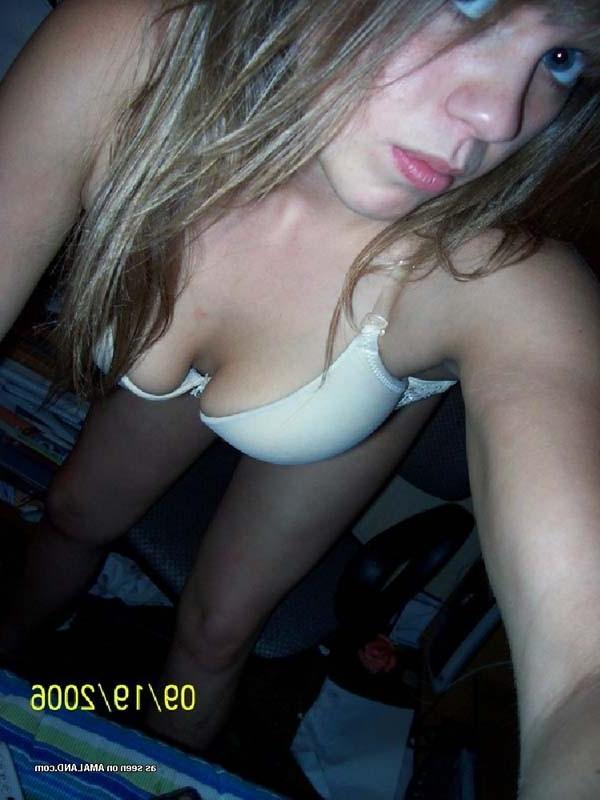 16P Photos of a steamy hot honey in her sexy underwear