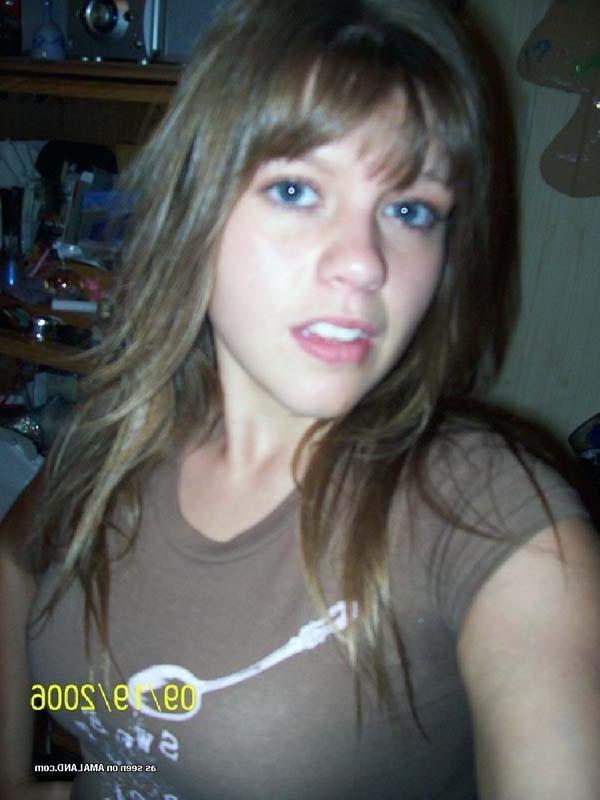 16P Photos of a steamy hot honey in her sexy underwear