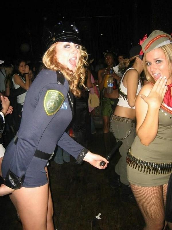 15P Many people watch how girls get naked in this public scene