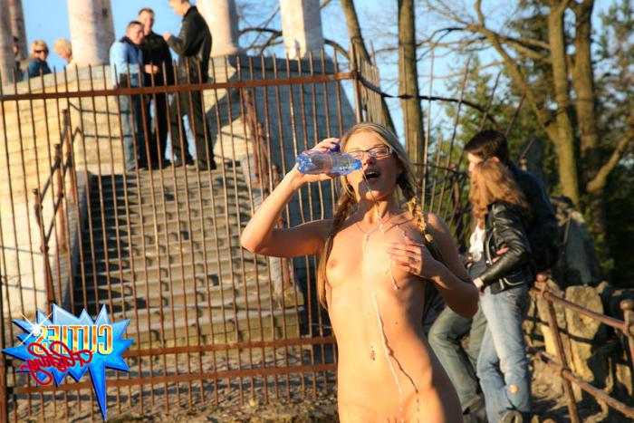 16P Park beauty  teeny flashes her body in public
