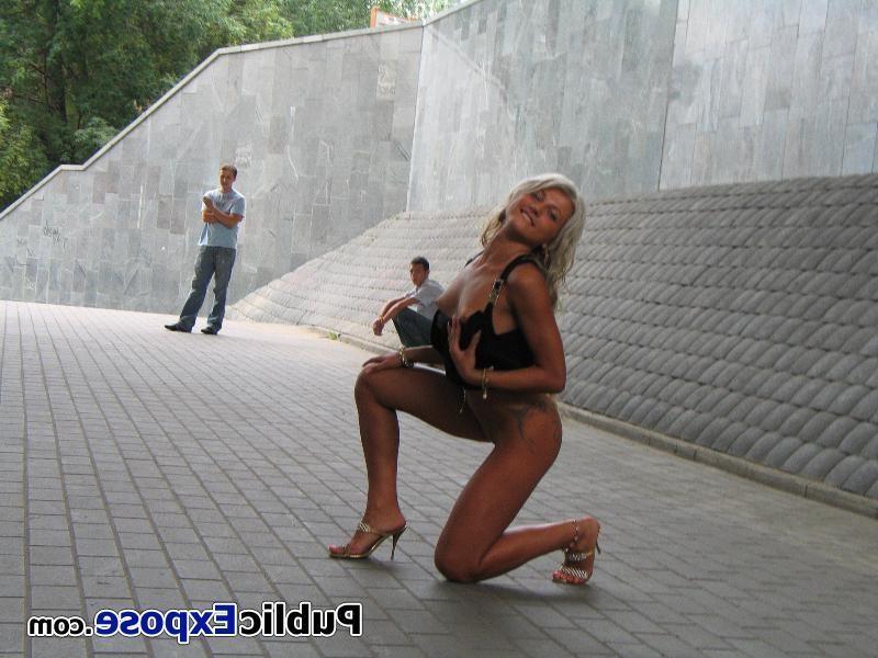 15P Swarthy blonde rule-breaker undresses to nothing insolently in public