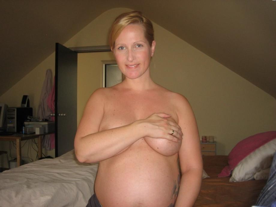 15P Pregnant amateur girls posing
