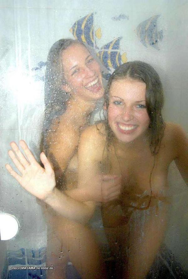 15P Hot picture gallery of sexy hot blondes taking a shower together